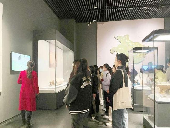 河南大学外语学院研究生第二党支部开展“行走中原”文化建设系列活动 河南大学外语学院研究生第二党支部开展“行走中原”文化建设系列活动